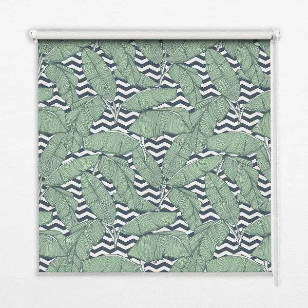 Fensterrollo mit Motiv von Palmenblättern auf schwarz-weißem Hintergrund