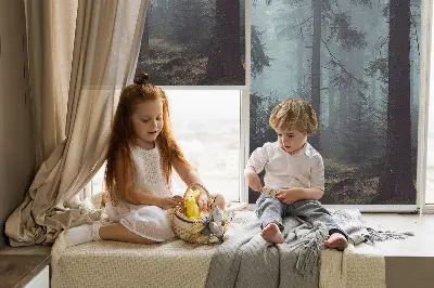 Fensterrollo für den Innenbereich mit dem Motiv Wald bei Nacht