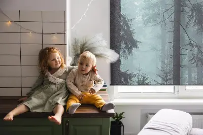Fensterrollo für den Innenbereich mit dem Motiv Wald bei Nacht