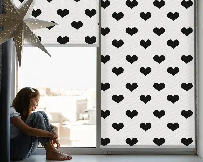 Rollo Fenster mit schwarzem Herzmuster