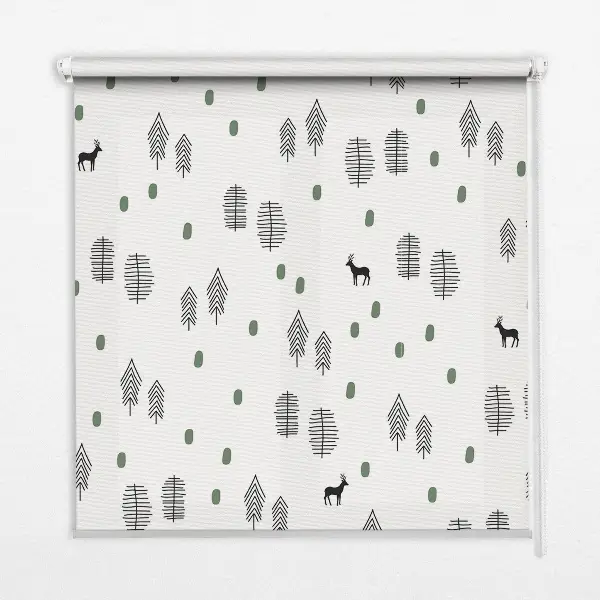 Fensterrollo mit Motiv von gezeichneten Bäumen und Hirschen