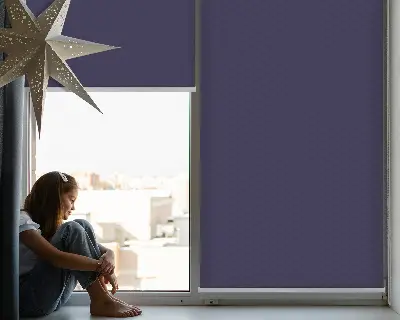 Fensterrollo für den Innenbereich in Dunkelviolett