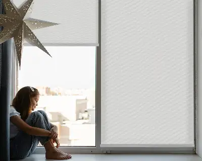 Fensterrollo innen in hellgrauer Farbe