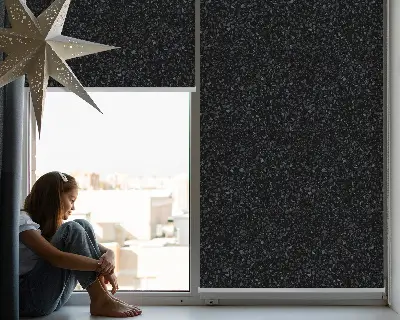 Rollo in der Ausführung für Fenster auf schwarzem Hintergrund