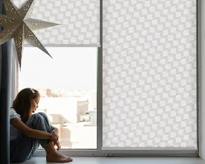 Rollo Fenster mit grauem Quadratmuster