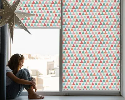 Rollo Fenster mit buntem Dreiecksmuster