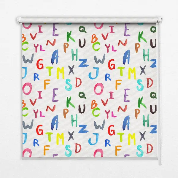 Fensterrollo für den Innenbereich mit bunten Buchstaben