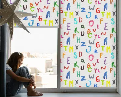 Fensterrollo für den Innenbereich mit bunten Buchstaben