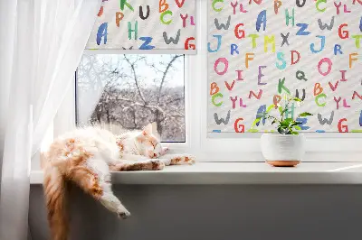 Fensterrollo für den Innenbereich mit bunten Buchstaben