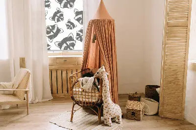 Fensterrollo mit dem Motiv gezeichneter Waschbären