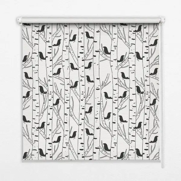 Fensterrollo mit Motiv von gezeichneten Vögeln und Bäumen für den Innenbereich