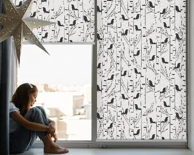 Fensterrollo mit Motiv von gezeichneten Vögeln und Bäumen für den Innenbereich