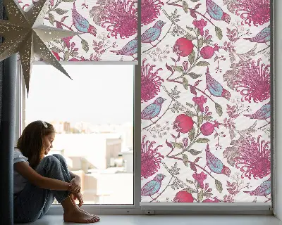 Rollo Fenster mit Motiv von bunten Vögeln zwischen Blumen