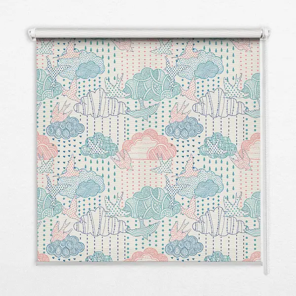 Rollo Fenster mit bunten Wolkenmustern