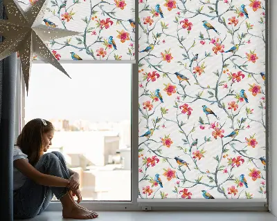 Fensterrollo innen mit einem Motiv von einem Vogel auf einem Ast