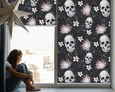 Rollo Fenster mit Motiv Schädel zwischen Blumen