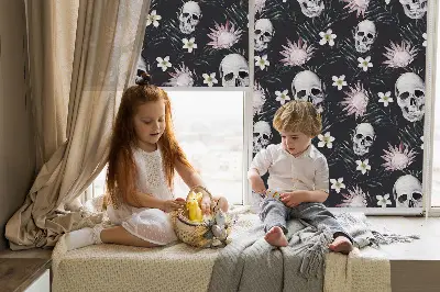 Rollo Fenster mit Motiv Schädel zwischen Blumen