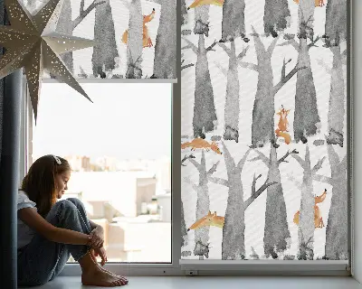 Fensterrollo innen mit Motiv von grauen Bäumen und roten Füchsen