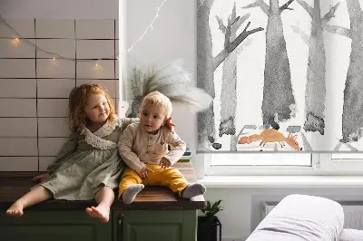 Fensterrollo innen mit Motiv von grauen Bäumen und roten Füchsen