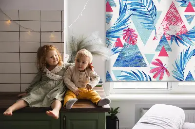 Fensterrollo für den Innenbereich mit blauem Blätter- und Dreieckmuster