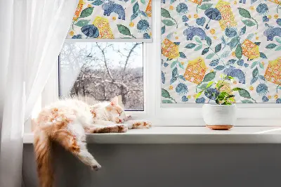 Fensterrollo für den Innenbereich mit Motiv von gelben Häusern und blauen Pflanzen