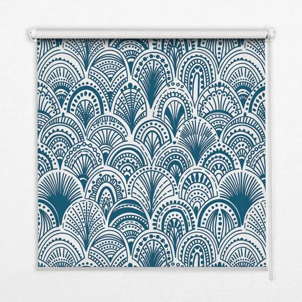 Fensterrollo mit blauem Muster