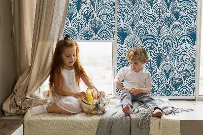Fensterrollo mit blauem Muster
