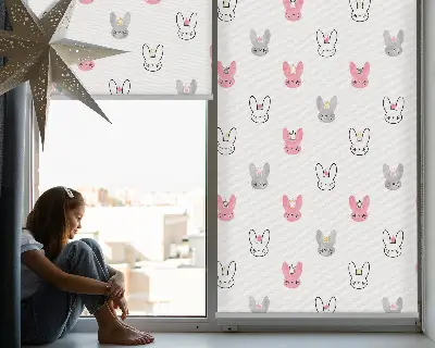 Fensterrollo mit bunten Kaninchen mit Kronen