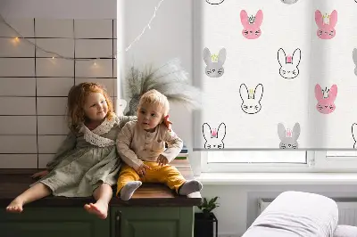 Fensterrollo mit bunten Kaninchen mit Kronen
