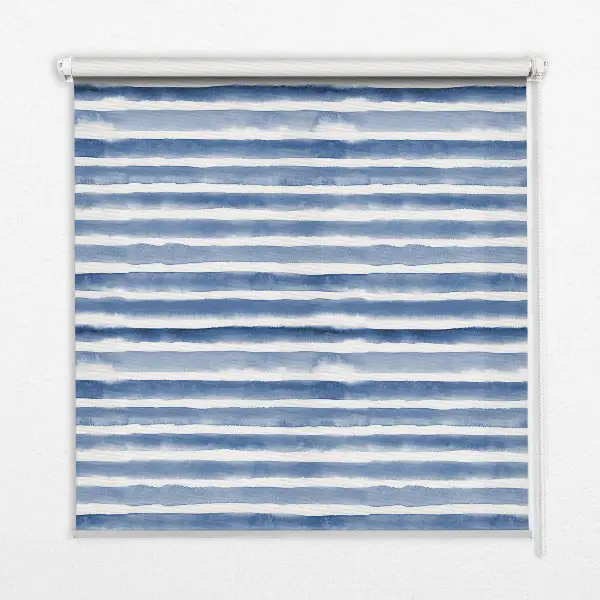 Fensterrollo mit aufgemaltem blauem Streifenmuster