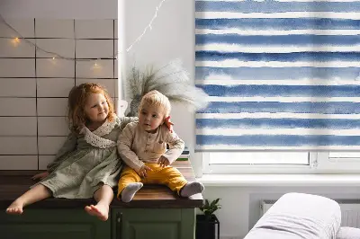 Fensterrollo mit aufgemaltem blauem Streifenmuster