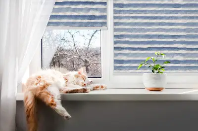 Fensterrollo mit aufgemaltem blauem Streifenmuster