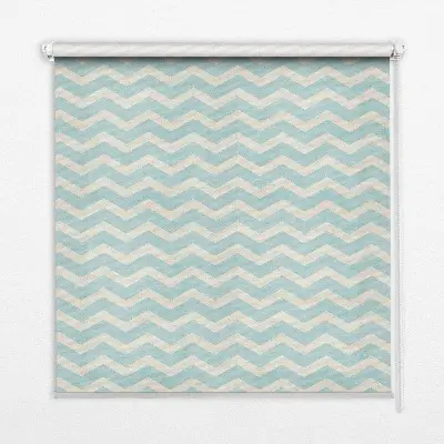 Fensterrollo für den Innenbereich mit blauem Zickzack-Muster