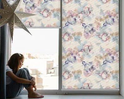 Fensterrollo mit bunten bemalten Blumen