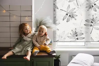 Fensterrollo für den Innenbereich mit grauem Blättermotiv in skizzierter Optik