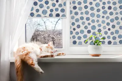 Fensterrollo mit blauem Punktemuster