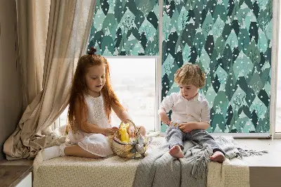Fensterrollo für den Innenbereich mit einem Motiv von Wald und fallendem Schnee