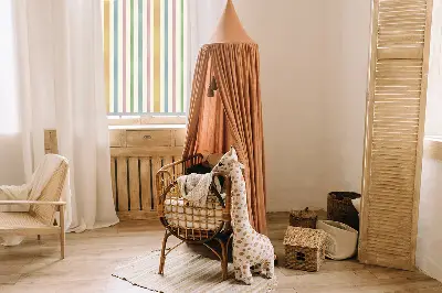 Fensterrollo mit bunten vertikalen Streifen