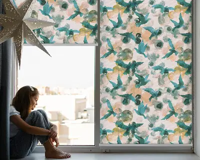 Fensterrollo mit Motiv von Vögeln und bunten Flecken
