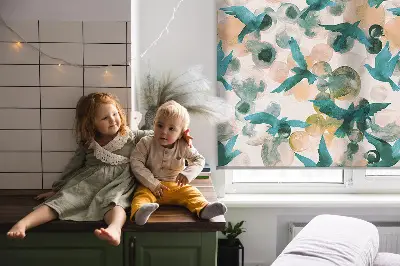 Fensterrollo mit Motiv von Vögeln und bunten Flecken