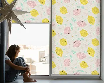 Fensterrollo innen mit rosa und gelbem Zitronenmuster