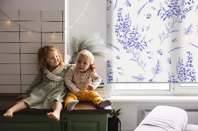 Rollo mit lila pflanzendruck