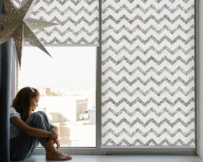 Fensterrollo mit grauem Zickzackmuster