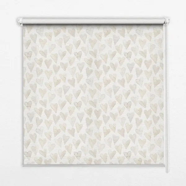 Fensterrollo mit beigem Herzmuster
