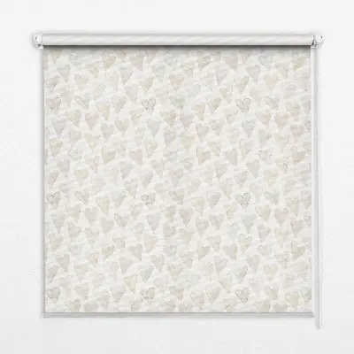 Fensterrollo mit beigem Herzmuster