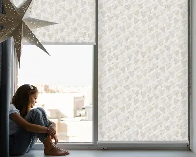 Fensterrollo mit beigem Herzmuster