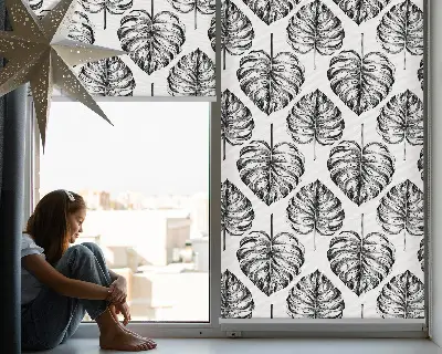 Fensterrollo mit einem Motiv aus grauen Blättern