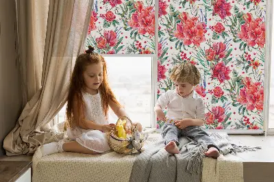 Fensterrollo mit Motiv roter Blüten