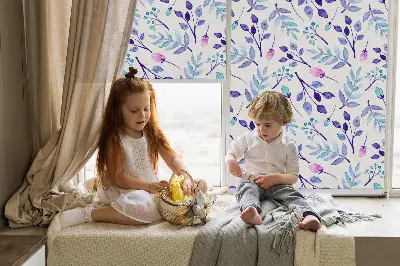Fensterrollo mit blauem Blumenmuster