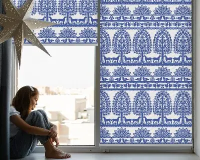 Fensterrollo für den Innenbereich mit blauem Muster